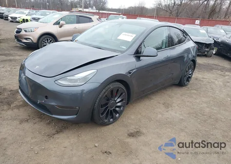 2023 Tesla Model Y Performance Dual Motor All-Wheel Drive z USA, uszkodzony, nr VIN 7SAYGDEF4PF841398